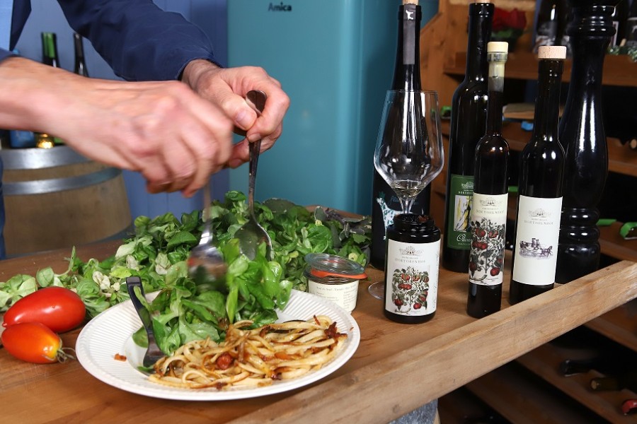 Gebratene Tomaten-Affaire-Nudeln mit Feldsalat