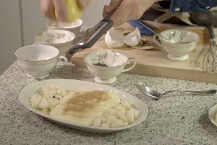 Grießbrei mit Birnenschnitzen