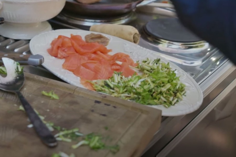 Kiebusch frisch aus dem Wingert – oder einfach Löwenzahnsalat, dazu ein Räucherlachs