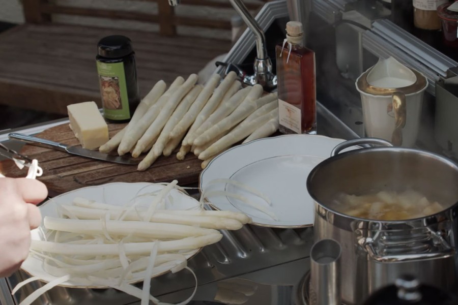 Leckere Spargelcremesuppe mit "Es gr&uuml;nt so gr&uuml;n Pesto" und Safran-Essig