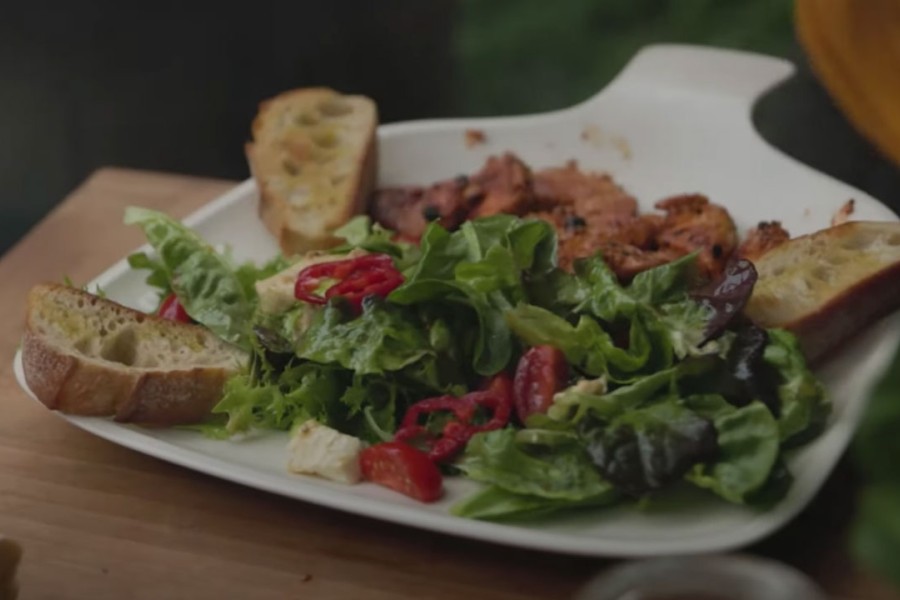 Pflücksalat mit gegrillten Hähnchenbruststreifen