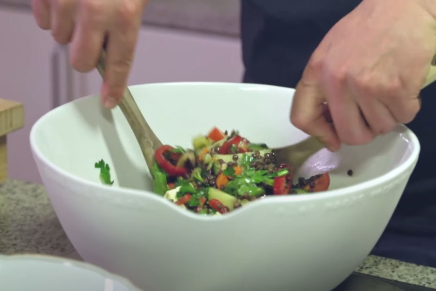 Salat mit Beluga Linsen, Schafskäse und frischem Gartengemüse