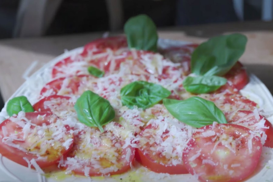 Tomatensalat mit Parmesankäse