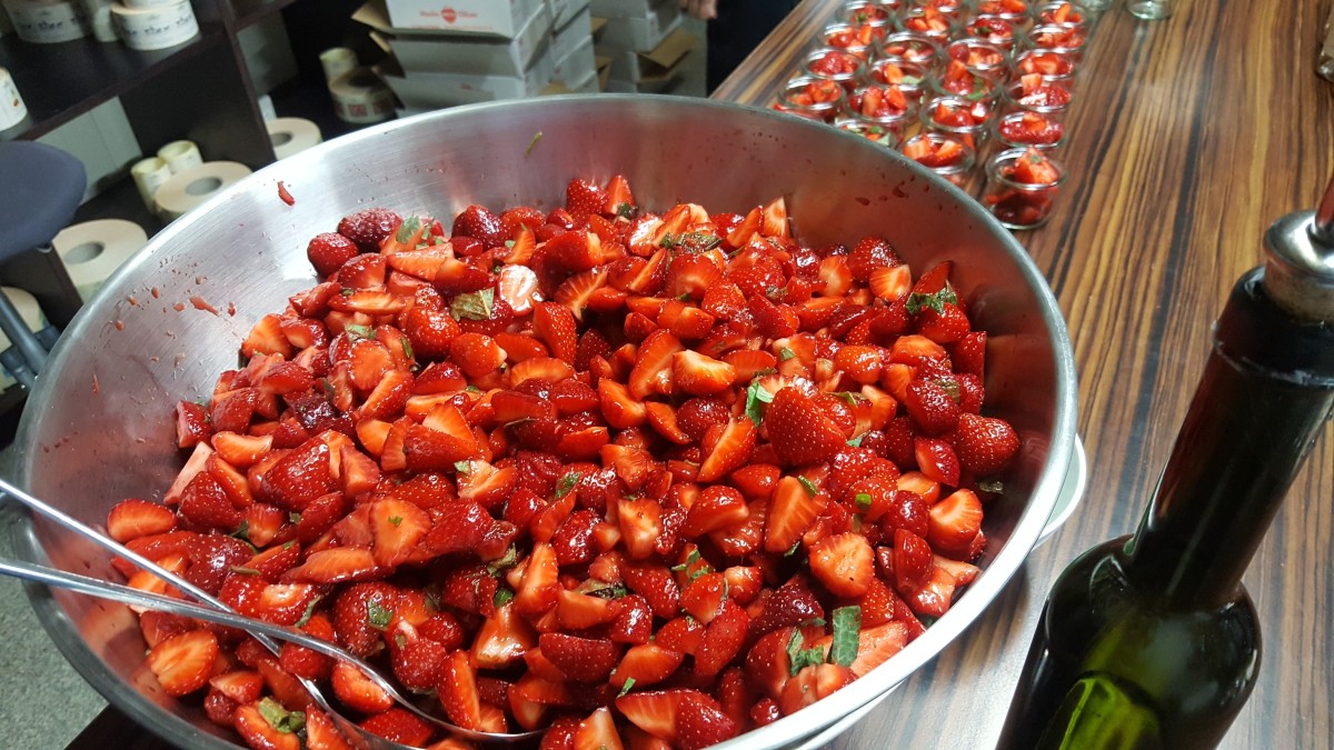 Rezept Topfenmousse mit marinierten Erdbeeren und Balsam of Roses