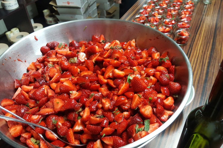 Topfenmousse mit marinierten Erdbeeren und Balsam of Roses