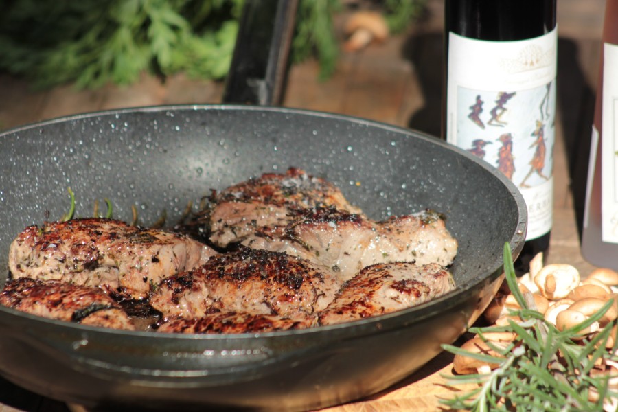 Wildschweinsteaks in Rosmarinsoße mit Ficus-die Feige und Champignons